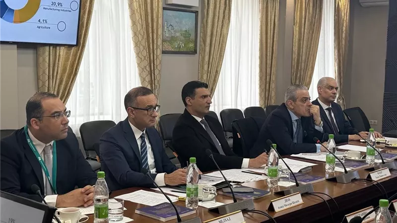 وزير الصناعة يبحث تسريع وتيرة تنفيذ المنطقة الصناعية الروسية وزيادة الاستثمارات