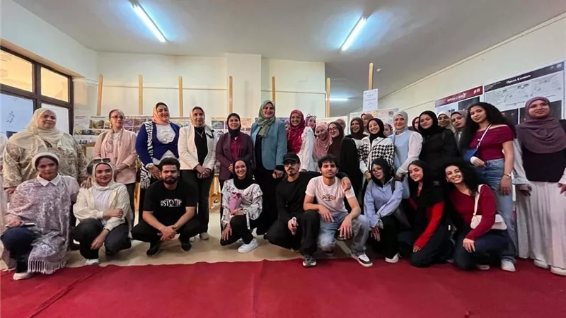 طلاب الفنون الجميلة بجامعة المنصورة يقدّمون رؤى بصرية مبتكرة في معرض «تجلِّيات سينوغرافية»
