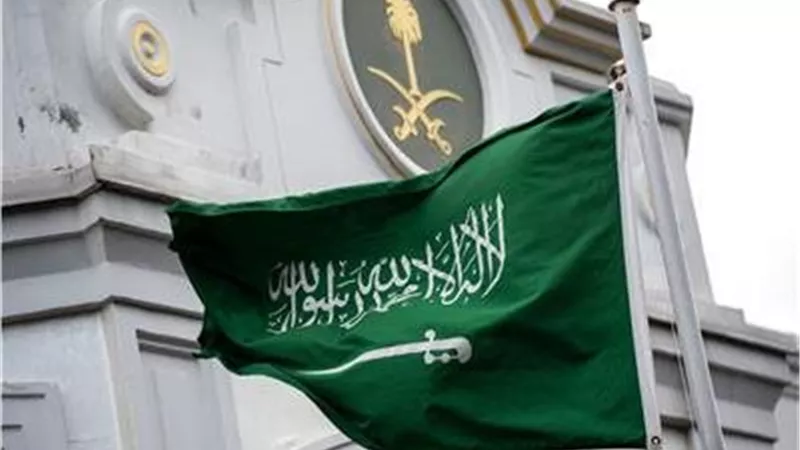 السعودية تحذر المخالفين: غرامة 50 ألف ريال والسجن والترحيل للمتأخرين عن المغادرة