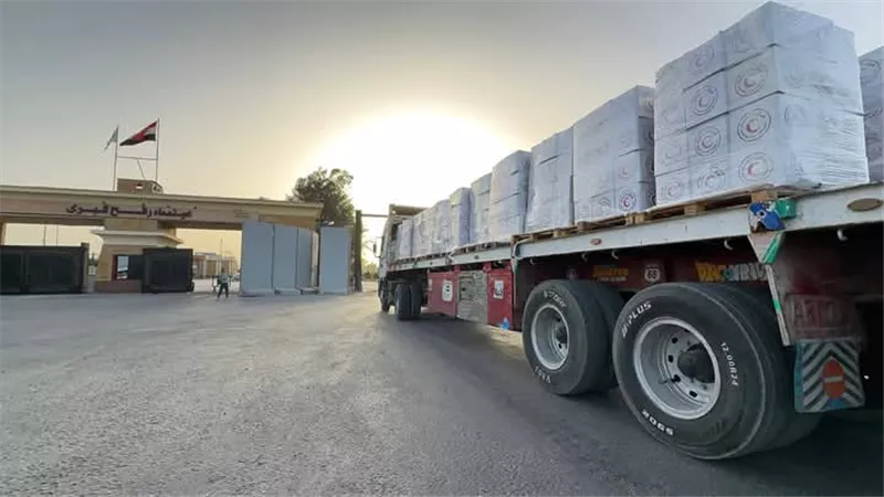 الهلال الأحمر يدفع بقافلة جديدة لغزة.. دعم غذائي وطبي عاجل للأسر المتضررة