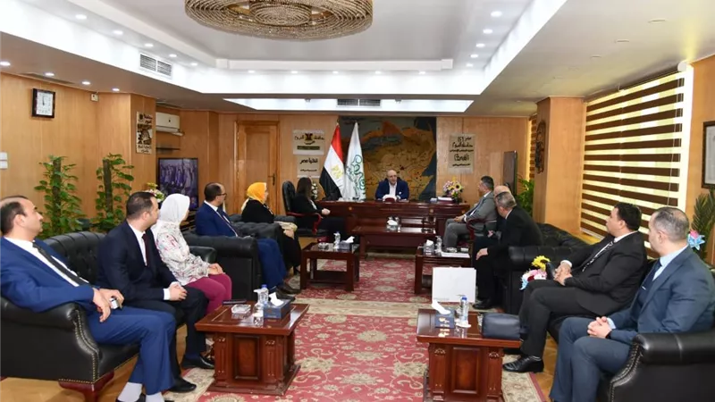 محافظ الفيوم يبحث مع وفد البنك الزراعي المصري دعم الأسر الأولى بالرعاية