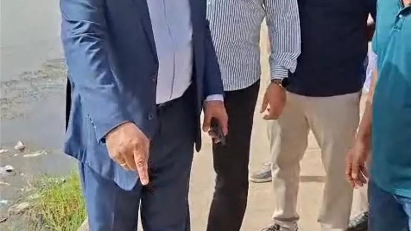 محافظ قنا يوجّه انتقادات لمهندس المرسى السياحي بنجع حمادي بسبب شروخ وسوء تنفيذ