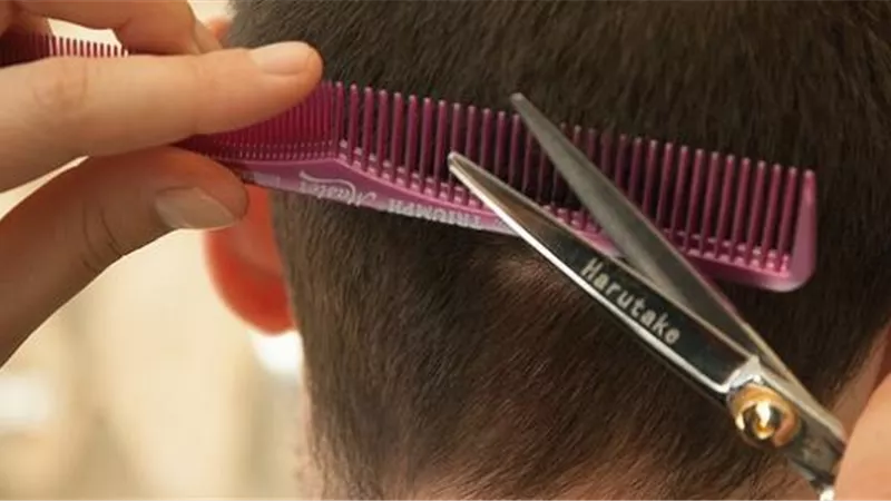 دار الإفتاء توضح حكم الامتناع عن قص الشعر والأظافر للمضحي