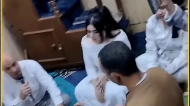 «بدون حجاب وعارية الأكتاف».. فيديو عروس داخل مسجد يثير الجدل