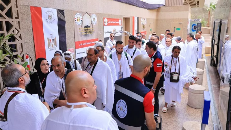 تفويج منتظم وخدمات متكاملة.. وصول 10 آلاف حاج من الجمعيات الأهلية للأراضي المقدسة