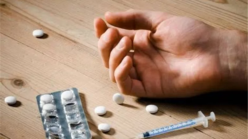 جرعة مخدرات زائدة تودي بحياة عاطل داخل شقة بالوراق