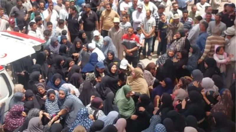 بالدموع والانهيار.. تشييع جثامين ضحايا حادث طريق توشكى من المسجد الكبير بقرية الخضيري بالدقهلية (فيديو)
