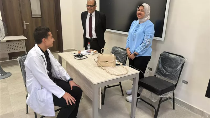 نائب رئيس جامعة الإسماعيلية يتابع سير امتحانات كلية الطب