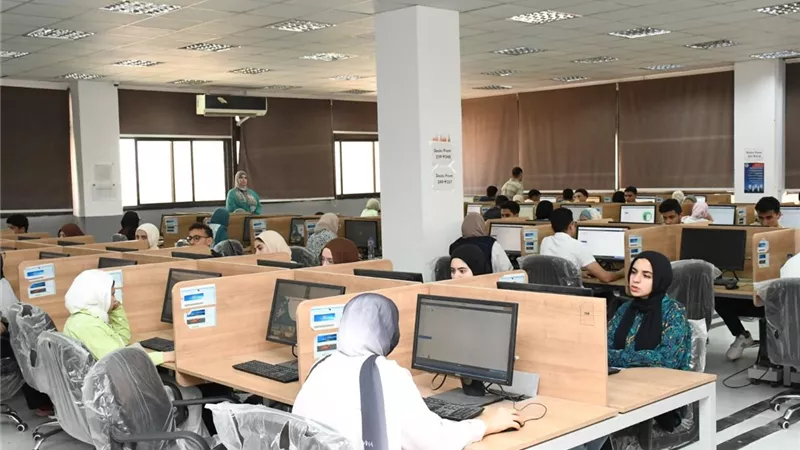 انطلاق الاختبارات الإلكترونية بكلية الصيدلة بجامعة الإسماعيلية الجديدة