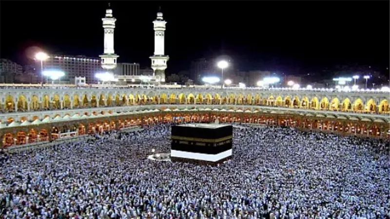 الإفتاء تحسم الجدل: هل يجوز للمحرم المعاق ارتداء الحذاء الطبي في الحج؟