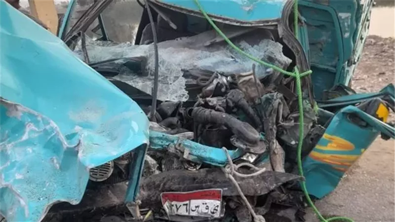 13 مصابًا في حادث تصادم ميكروباص بسيارة ربع نقل بأسيوط