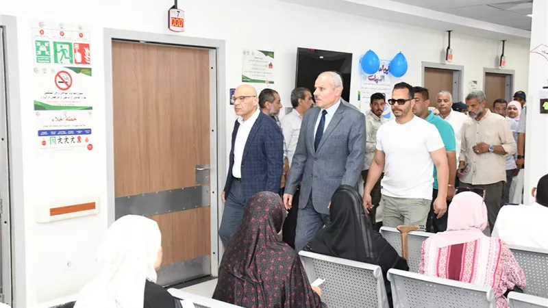 رئيس جامعة قناة السويس يتفقد مركز الأورام والطب النووي