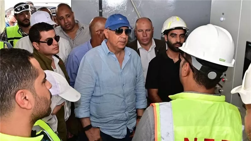وزير الري يتفقد عملية تحديث أنظمة التشغيل والتحكم بقناطر إسنا الجديدة 