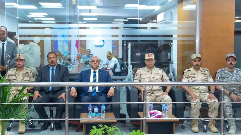 محافظ الإسكندرية يتفقد مركز سيطرة الشبكة الوطنية للطوارئ والسلامة العامة
