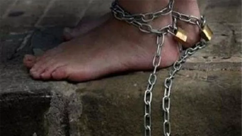 علشان يجبروها ترجع لطليقها.. احتجاز سيدة وتكبيلها بجنزير على يد والدها وعمها بالجيزة