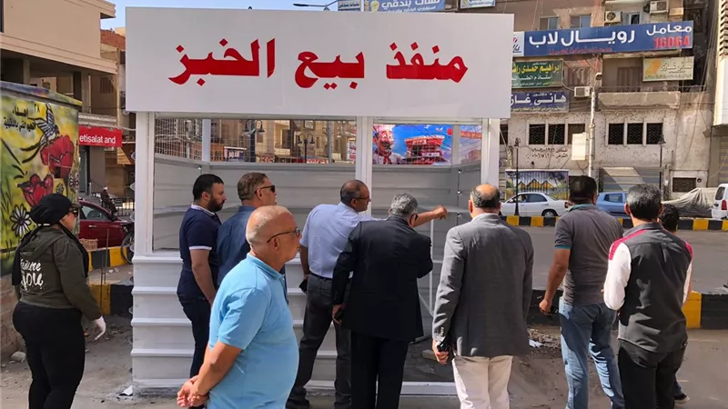 محافظ الدقهلية يتفقد منفذ بيع الخبز بتقاطع شارع حسين بك بالسكة الجديدة 