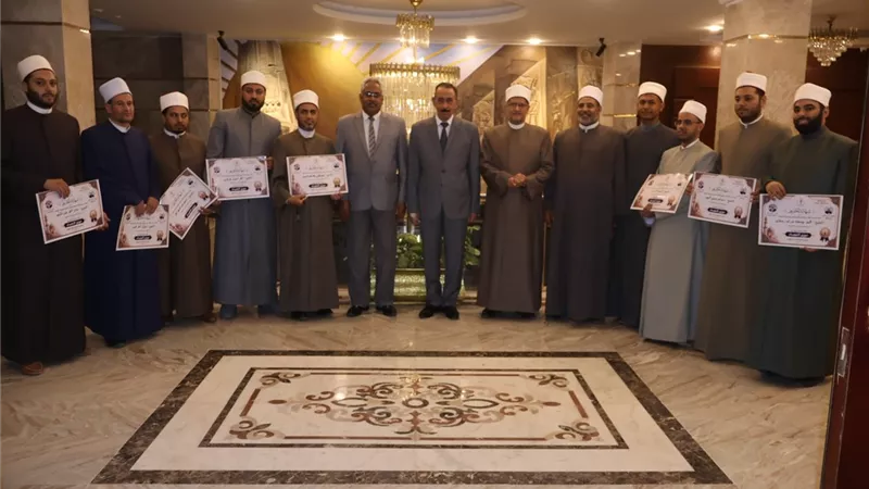 محافظ سوهاج يكرم 10 من الأئمة الفائزين بمسابقة وزارة الأوقاف