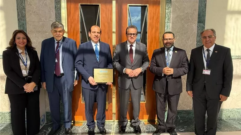 وزير الصحة يهنئ الدكتور عمر قنديل بعد فوزه بجائزة نيلسون مانديلا 2026