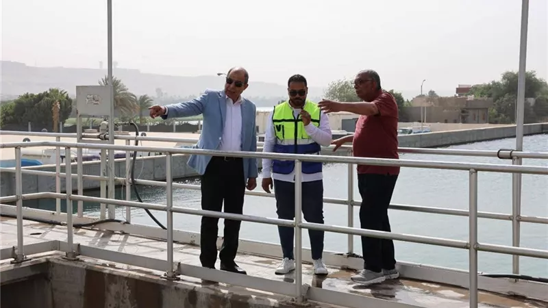 محافظ المنيا يتفقد محطة كدوان للتأكد من جودة المياه وانتظام الخدمة
