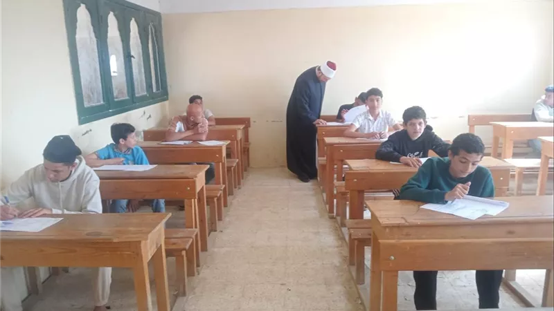 رئيس منطقة الإسكندرية الأزهرية يتفقد امتحانات الشهادة الإعدادية 