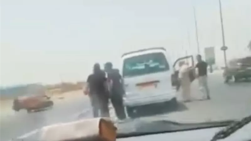 بالشبشب.. سائق ميكروباص يهين مسنا بالفيوم أمام الركاب