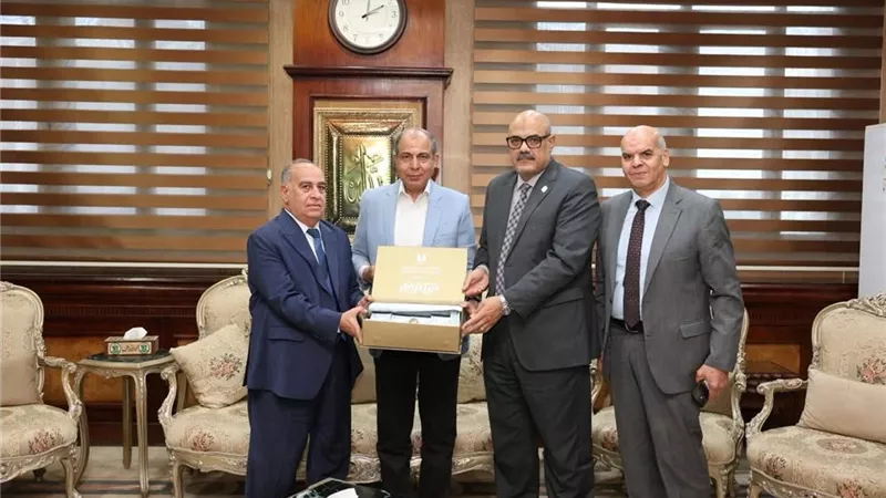 محافظ المنيا يبحث مع البنك الزراعي سبل التعاون في تنفيذ مبادرات خدمية