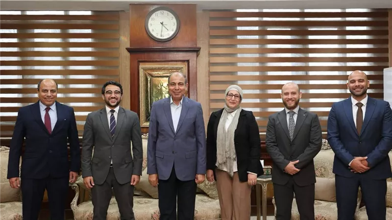 لتوفير فرص عمل للشباب.. محافظ المنيا يتابع تنفيذ مشروع «وادي الطاقة» 