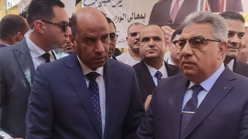 وزير العمل يعلن إتاحة استخراج 
