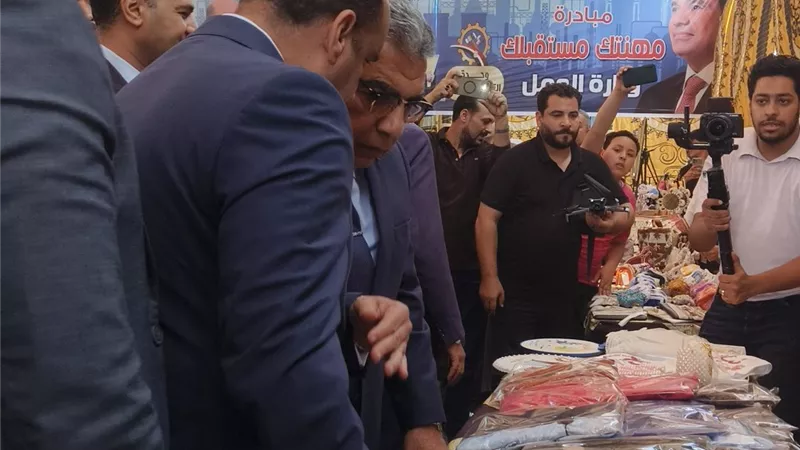 محافظ الدقهلية ووزير العمل يتفقدان سيارة التدريب المتنقلة ومعرض 