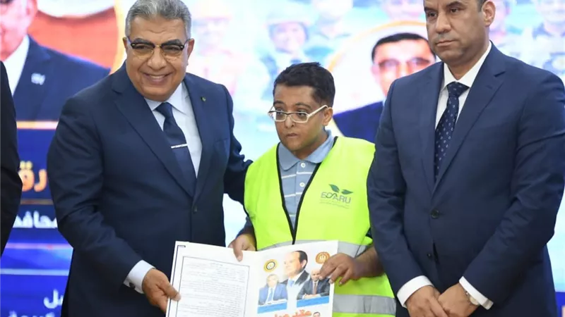 وزير العمل ومحافظ الدقهلية يسلّمان عقود عمل للشباب وشهادات تدريب مهني للخريجين