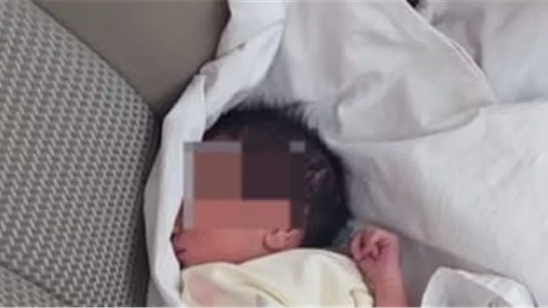 «لغز السيارة الحمراء».. سيدة تلقي رضيعة داخل كشك أمن فجرًا في التجمع