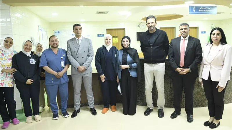 وزير الصناعة يتفقد مستشفى «الناس» ويشيد بتقديم رعاية مجانية بتكنولوجيا متقدمة