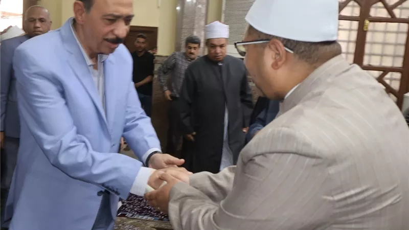لليوم فضائل عظمى.. محافظ سوهاج يؤدي صلاة الجمعة بمسجد العارف بالله