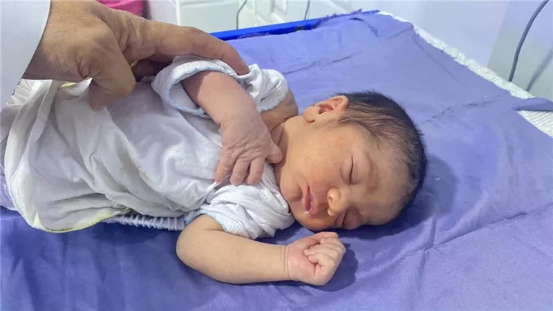 بعد استرجاعه في 24 ساعة.. أول صور للرضيع العائد من الاختطاف بقنا