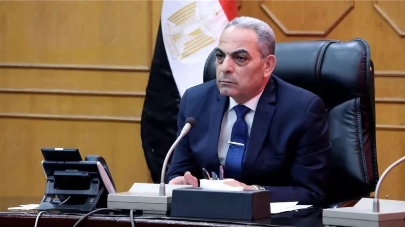 محافظ الإسماعيلية يتابع جهود التعامل مع التجمعات الناتجة عن كسر خط مياه القناة 