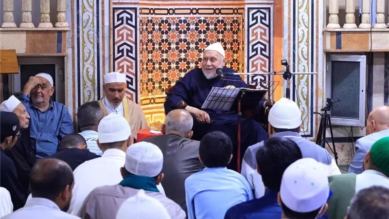 «مهنا» يفتتح برنامجي «كرسي العلماء» و«كرسي الإمام الرائد» بالعشيرة المحمدية
