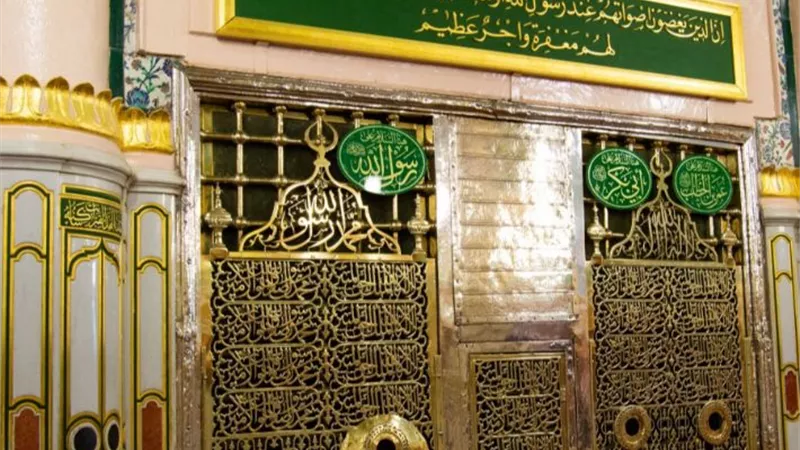 آداب زيارة الروضة الشريفة.. كيف يقف المسلم في حضرة النبي ﷺ بقلب خاشع؟