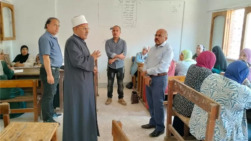 رئيس منطقة الإسماعيلية يتفقد أعمال مركز تصحيح الشهادة الابتدائية الأزهرية