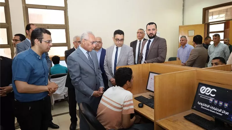 رئيس جامعة المنيا يتفقد امتحانات الصيدلة والعلاج الطبيعي بجامعة المنيا الأهلية 