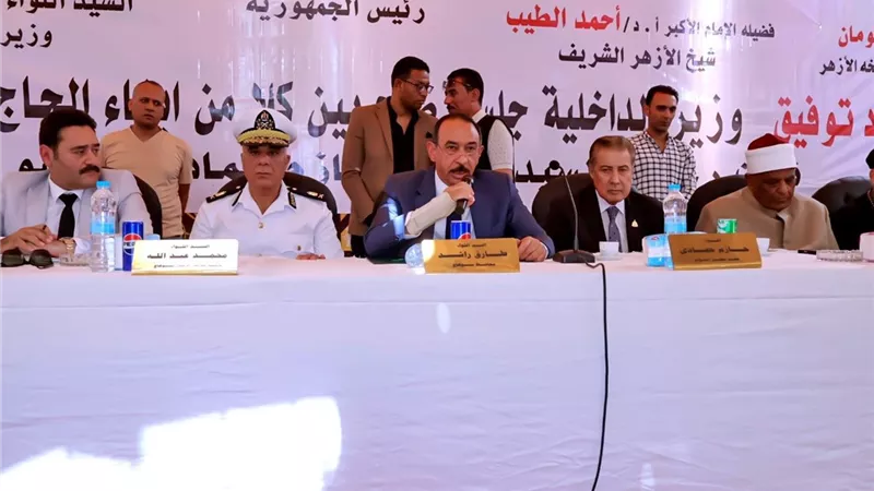 محافظ سوهاج يشهد مراسم جلسة الصلح بين عائلتين بحي راشد