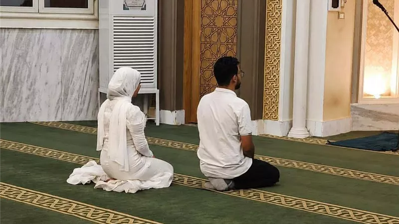 الكل في بيت الله آمن| بدأت بالصلاة.. كواليس ليلة زفاف استثنائية لـ«عروسين» بالمسجد