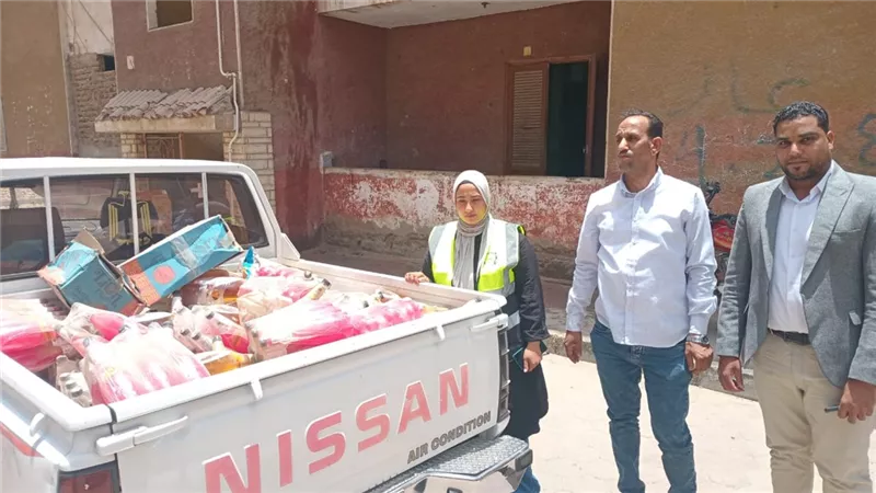 قبل بيعها للمواطنين.. ضبط 1000 لتر مياه غازية منتهية الصلاحية في قنا