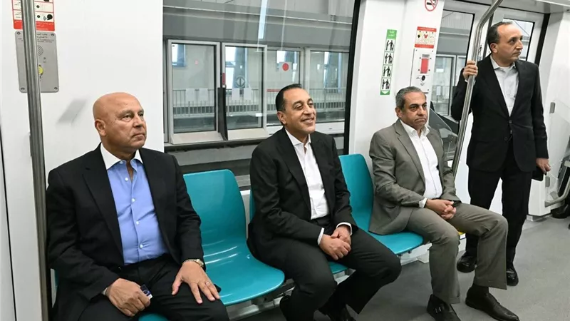 رئيس مجلس الوزراء يتفقد مشروع مونوريل شرق النيل بالعاصمة الجديدة