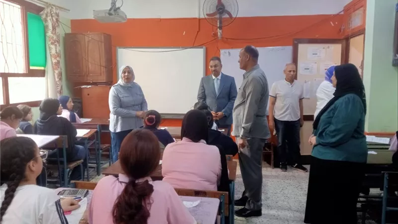 انتظام وانضباط كامل.. وكيل تعليم الدقهلية يتابع ختام امتحانات النقل بغرب المنصورة