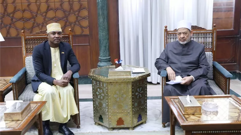 شيخ الأزهر يستقبل وزير خارجية جزر القمر ويؤكد دعم الأزهر للطلاب والمنح الدراسية