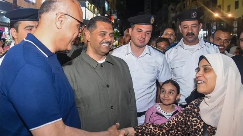 محافظ الإسكندرية لـ الباعة الجائلين: توفير باكيات حضارية للقضاء على العشوائية