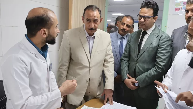 ضبط العمل الطبي والإداري.. محافظ سوهاج يراجع دفاتر دخول المرضى