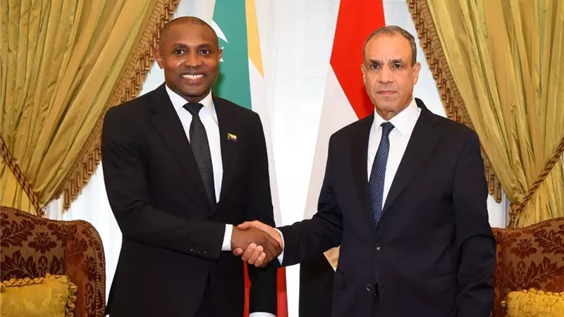 وزير الخارجية يستقبل نظيره القُمري لبحث سبل تعزيز العلاقات والتنسيق حول القضايا الإقليمية