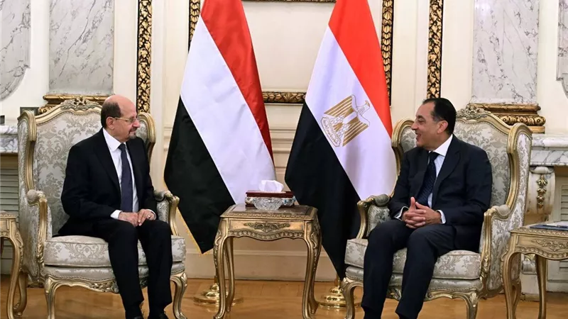 رئيس الوزراء يلتقي بنظيره اليمني ويؤكد على ثوابت الموقف المصري تجاه الأزمة اليمنية