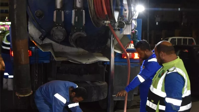 رئيس مياه القناة يتابع أعمال تطهير مطابق الصرف الصحي استعدادًا لعيد الأضحى 